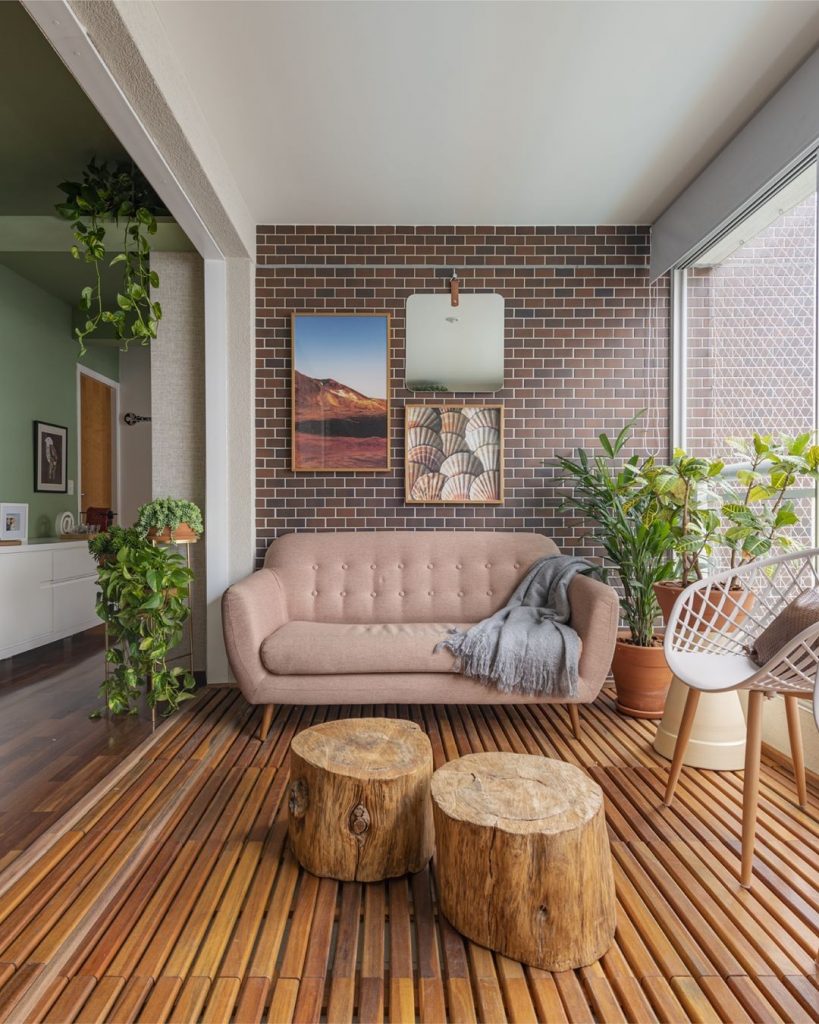 decoração de sala com troncos de madeira
